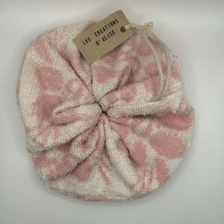 Fleur de douche rose avec des motifs roses