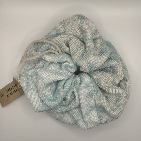 Fleur de douche bleu avec des motifs bleu