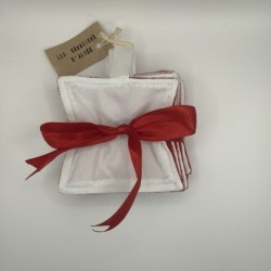 Photo du lot de 10 cotons lavables Blanc et rouge en paquet
