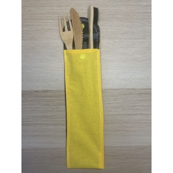 Pochette alimentaire jaune avec couverts et une brosse a dents