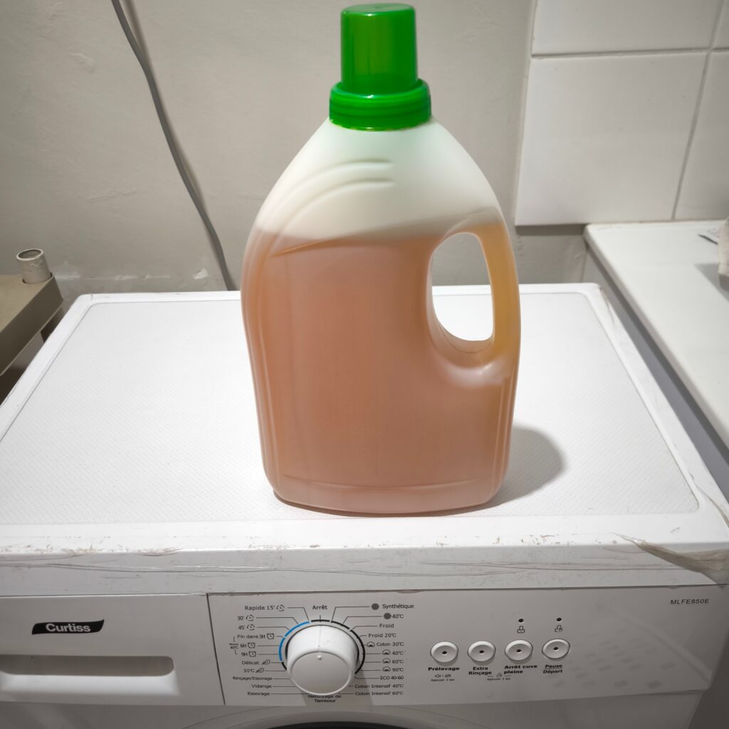 photo d'un bidon de lessive a la cendre